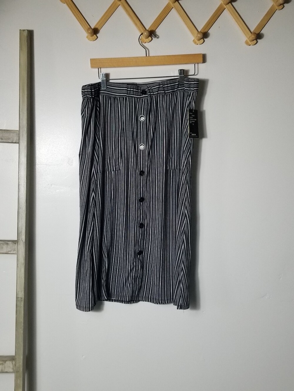 NWT ROBERT LOUIS WOMEN'S BLACK AND WHITE SKIRT SIZE LARGE